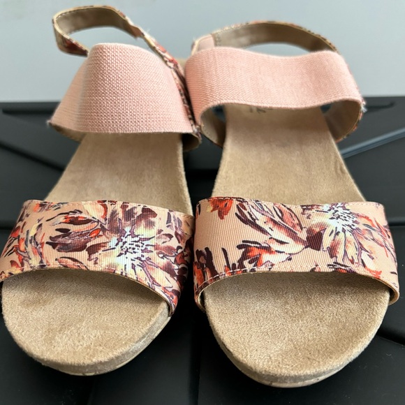 Life Stride Blush Multicolored Floral Pattern Size 6.5 - Picture 5 of 8